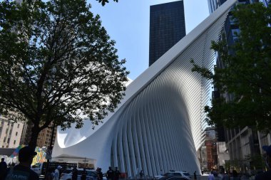 Manhattan, New York City, USA- 17 Mayıs 2022 - The Oculus or World Trade Center Oculus, Dünya Ticaret Merkezi 'ne yapılan 11 Eylül saldırısından sonra inşa edilen beyaz, alışılmadık yapılandırılmış bir binadır.. 