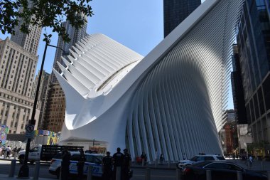 Manhattan, New York City, USA- 17 Mayıs 2022 - The Oculus or World Trade Center Oculus, Dünya Ticaret Merkezi 'ne yapılan 11 Eylül saldırısından sonra inşa edilen beyaz, alışılmadık yapılandırılmış bir binadır.. 