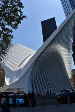 Manhattan, New York City, USA- 17 Mayıs 2022 - The Oculus or World Trade Center Oculus, Dünya Ticaret Merkezi 'ne yapılan 11 Eylül saldırısından sonra inşa edilen beyaz, alışılmadık yapılandırılmış bir binadır.. 
