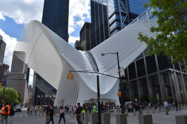 Manhattan, New York City, USA- 17 Mayıs 2022 - The Oculus or World Trade Center Oculus, Dünya Ticaret Merkezi 'ne yapılan 11 Eylül saldırısından sonra inşa edilen beyaz, alışılmadık yapılandırılmış bir binadır.. 