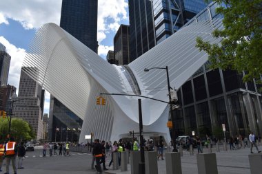 Manhattan, New York City, USA- 17 Mayıs 2022 - The Oculus or World Trade Center Oculus, Dünya Ticaret Merkezi 'ne yapılan 11 Eylül saldırısından sonra inşa edilen beyaz, alışılmadık yapılandırılmış bir binadır.. 