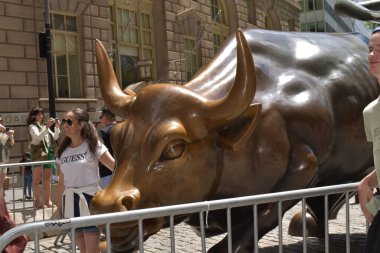 Manhattan, New York City, Amerika Birleşik Devletleri - 17 Mayıs 2022 - The Charging Bull veya The Bull of Wall Street Wall Street, Wall Street veya Financial District.