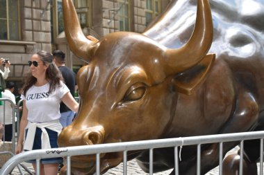 Manhattan, New York City, Amerika Birleşik Devletleri - 17 Mayıs 2022 - The Charging Bull veya The Bull of Wall Street Wall Street, Wall Street veya Financial District.