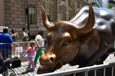 Manhattan, New York City, Amerika Birleşik Devletleri - 17 Mayıs 2022 - The Charging Bull veya The Bull of Wall Street Wall Street, Wall Street veya Financial District.