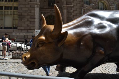 Manhattan, New York City, Amerika Birleşik Devletleri - 17 Mayıs 2022 - The Charging Bull veya The Bull of Wall Street Wall Street, Wall Street veya Financial District.