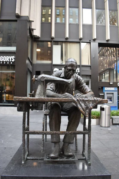 Манхэттен Нью Йорк Сша Мая 2022 Скульптура Швейного Работника Статуя — стоковое фото