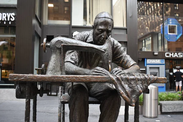 Manhattan Nova York Eua Maio 2022 Trabalhador Vestuário Escultura Estátua — Fotografia de Stock