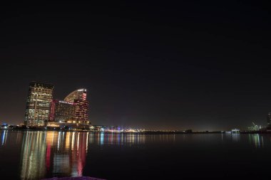 Dubai, Birleşik Arap Emirlikleri 13 Ekim 2021 Dubai Festivali 'nin açılışını, Olgun Pazar DFC Festival Merkezi' nin açılışını, Jaddaf 'ın zıt alanından manzarayı, ışık gösterisi, müzik ve havai fişek gösterisini kutluyor.