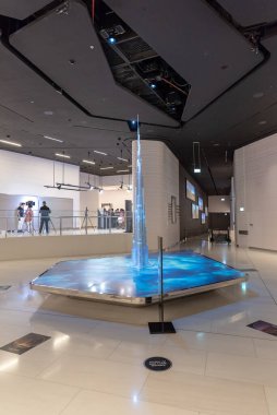 Dubai, Birleşik Arap Emirlikleri, 14 Aralık 2021 Emaar 'ın Burç Halife Tepesi, koridorlar, her gün bir sürü turist ve konut Burç Halife' nin 24. ve 25. katlarını ziyaret ediyor.
