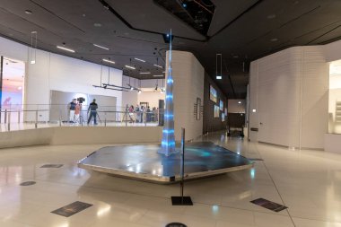 Dubai, Birleşik Arap Emirlikleri, 14 Aralık 2021 Emaar 'ın Burç Halife Tepesi, koridorlar, her gün bir sürü turist ve konut Burç Halife' nin 24. ve 25. katlarını ziyaret ediyor.