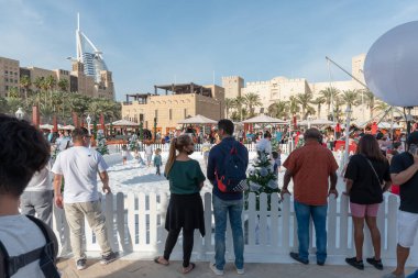 Dubai, Birleşik Arap Emirlikleri 18 Aralık 2021 Souk Madinat Jumeirah, Noel ve yeni yıl için Çocuklar ve Yetişkinler için etkinlik.