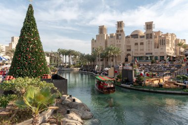 Dubai, Birleşik Arap Emirlikleri 18 Aralık 2021 Souk Madinat Jumeirah, Noel ve yeni yıl için Çocuklar ve Yetişkinler için etkinlik.