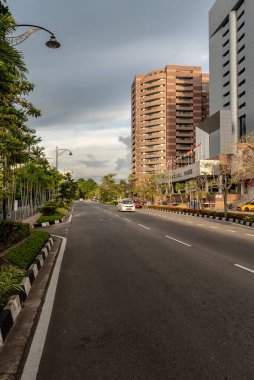 Labuan, Malezya-06 Haziran 2021: Malezya 'nın Labuan adasının merkezindeki caddenin görüntüsü, Malezya Federal Bölgesi' nin başkentidir..