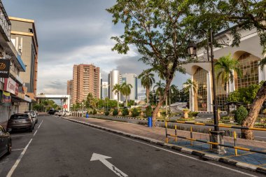 Labuan, Malezya-06 Haziran 2021: Malezya 'nın Labuan adasının merkezindeki caddenin görüntüsü, Malezya Federal Bölgesi' nin başkentidir..