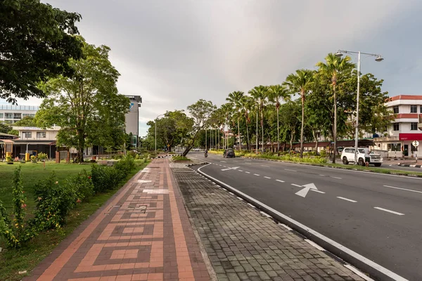 2021年6月6日マレーシア ラブアン市 ラブアン島中心部の通りの眺めラブアン町は マレーシア ラブアン連邦管区の首都です — ストック写真