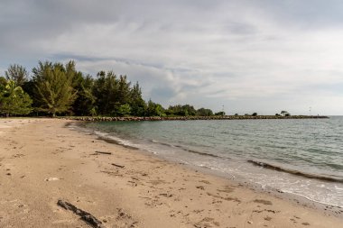 Labuan, Malezya-06 Haziran 2021: Malezya 'nın Labuan adasının sahil manzarası, Malezya Federal Bölgesi' nin başkentidir..