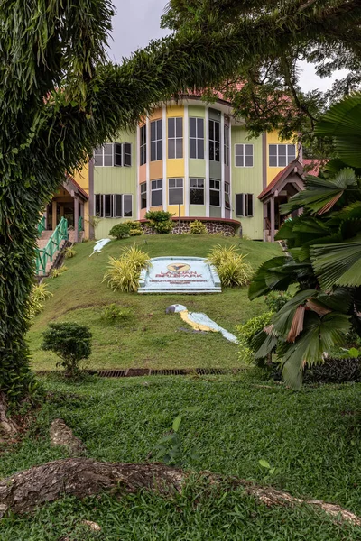 Labuan, Malezya-10 Haziran 2021: Labuan Kuş Parkı manzarası, zengin biyolojik çeşitliliğe sahip böceklerin, bitki örtüsünün ve faunanın bulunduğu yemyeşil tropikal yağmur ormanlarıyla çevrili bir kuş barınağıdır..