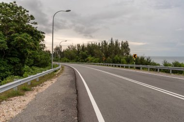 Labuan, Malezya-06 Haziran 2021: Malezya 'nın Labuan adasının merkezindeki caddenin görüntüsü, Malezya Federal Bölgesi' nin başkentidir..