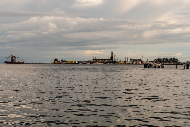 Labuan, Malezya-06 Haziran 2021: Malezya 'nın Labuan adasının merkezindeki caddenin görüntüsü, Malezya Federal Bölgesi' nin başkentidir..