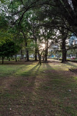 Labuan, Malezya-06 Haziran 2021: Malezya 'nın Labuan adasının merkezindeki caddenin görüntüsü, Malezya Federal Bölgesi' nin başkentidir..