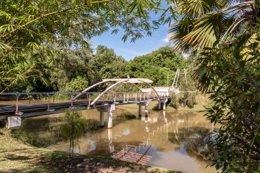 Labuan, Malezya-08 Haziran 2021, Labuan Botanik Bahçesi Labuan Adası 'nın en ünlü yerlerinden biridir. Kasabaya yakın bir yerde. Jalan OKK Abdullah boyunca eski havaalanının hemen arkasında yer almaktadır..