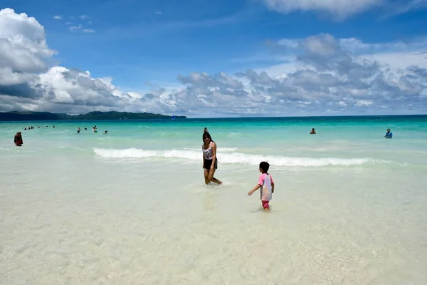 Остров Боракай Филиппины Июля 2022 Года Счастливая Семья Мать Дети — стоковое фото
