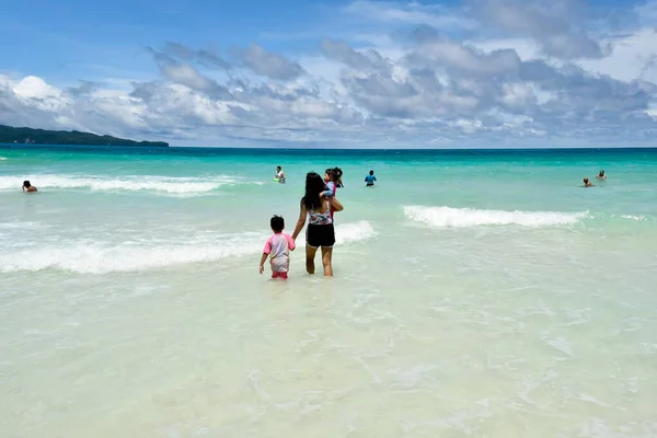 Остров Боракай Филиппины Июля 2022 Года Счастливая Семья Мать Дети — стоковое фото