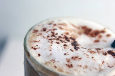  minuman dingin dari campuran susu, es krim, dan sirop berperasa yang dikocok hingga berbusa.