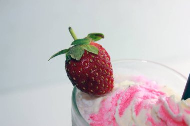 Sebagaimana nutrisi di dalam buahnya, jus strawberry mengandung C vitamini, folat, kalyum, magnezyum, zat besi, antioksidan yang sangat untuk keshatan. 