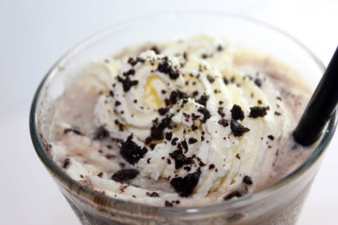  minuman dingin dari campuran susu, es krim, dan sirop berperasa yang dikocok hingga berbusa.