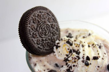  minuman dingin dari campuran susu, es krim, dan sirop berperasa yang dikocok hingga berbusa.