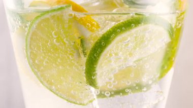 Soğuk serinletici limonata, limonata ya da buz küpleri ve taze nane yapraklı kokteyl. Köpüklü limonlu soda, limonlu limonlu limonlu limonata, limonlu limonlu meşrubat veya içecek.