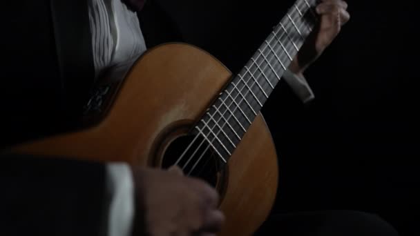 Mužské kytarové ruce hrají na klasickou akustickou kytaru, muž se učí akordy, samouk hraje na smyčcový nástroj. Profesionální hudebník hrající melodii, předvádějící vynikající hudební techniku. — Stock video