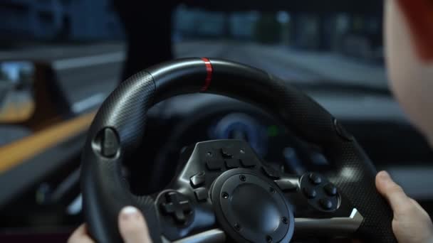 Colegial juego de simulador de conducción infantil en el ordenador PC. Niño usando el juego de la estación de juego con el volante. Niño jugando simulador de carreras de coches en un controlador de vídeo en casa, aprendiendo a conducir concepto — Vídeos de Stock