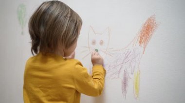 Sevimli sevimli küçük kız ressam tebeşirle boyama resmi çiziyor, beyaz duvara boya kalemi çiziyor, akıllı anaokulu öğrencisinin evde yaratıcı sanat hobilerini sevmesi, çocuk gelişimi konsepti.