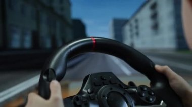 Bilgisayarda online yarış simülatörü oyunu süren küçük çocuk. Çocuk direksiyonlu playstation oyunu kullanıyor. Çocuk evde video kontrolörüyle araba simülatörü oynuyor, konsept sürmeyi öğreniyor.