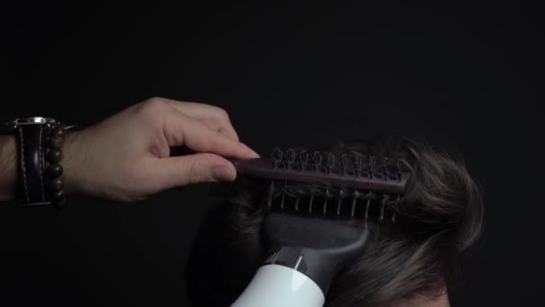 Maître coiffeur fait coiffage avec sèche-cheveux et brosse à cheveux — Video