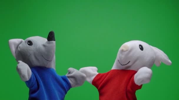Roliga mjuka dockor på grön bakgrund, hand med plushie handske docka leksaker på hemmabio, marionett teaterföreställning för små barn, kreativ familj hobby aktivitet — Stockvideo