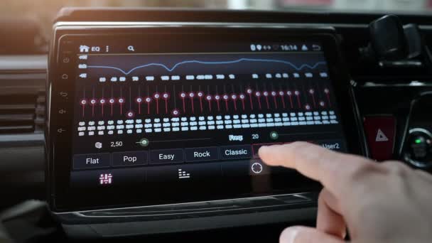 Man finger changing car audio equalizer settings using smart multimedia, modern touch screen audio stereo system, transport i koncepcja pojazdu, zbliżenie z selektywną ostrością — Wideo stockowe