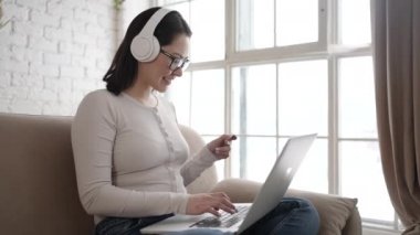 Karışık ırk Asyalı kadın müşteriler e-ticaret e-mağazaları üzerinden para harcarlar, kolay ödeme yöntemleri ile internetten bilgisayar kullanarak kredi kartı alırlar. Modern teknoloji, güvenli ödeme, indirim konsepti.