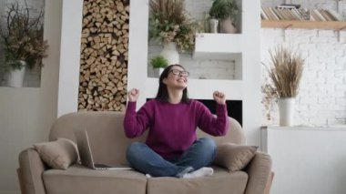 Dizüstü bilgisayarlı çok ırklı Asyalı kadın kazanan, evet diye bağıran ve mobil online oyun zaferini kutlayan ya da ecommerce alışveriş teklifi alan. Girişim işi, mobil teknoloji kavramı