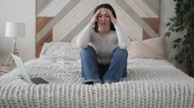 Genç Asyalı kadın dizüstü bilgisayarda kötü haberler okuyor umutsuz görünüyor, kaydedilmemiş belgeler, önemli veri kayıpları, borç, aygıt yazılımı, dosya hatası gibi konular hakkında dikkat çeken bankalar yüzünden stresli görünüyor.