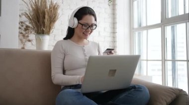 Karışık ırk Asyalı kadın müşteriler e-ticaret e-mağazaları üzerinden para harcarlar, kolay ödeme yöntemleri ile internetten bilgisayar kullanarak kredi kartı alırlar. Modern teknoloji, güvenli ödeme, indirim konsepti.