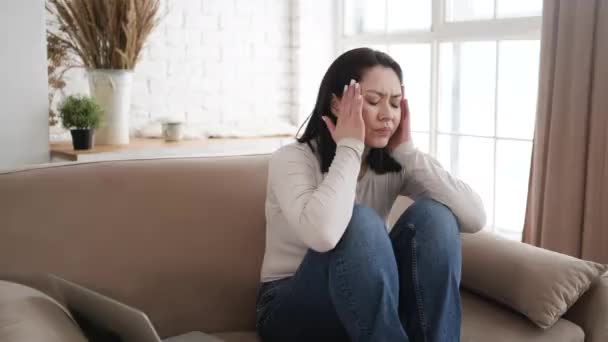 Bouleversé jeune asiatique femme utilisateur client à l'aide d'ordinateur portable se sentent frustrés fou de problème informatique, souligné sur erreur de logiciel, inquiet lecture de mauvaises nouvelles dans les médias sociaux assis sur le canapé à la maison — Video