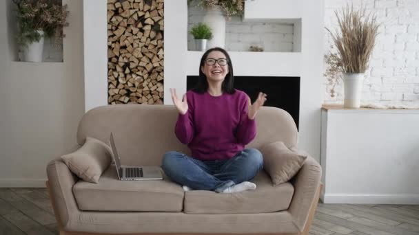 Emocionado chica asiática ganadora con computadora portátil, gritando sí y celebrando el éxito de la victoria del juego en línea móvil o conseguir la oferta de compras de comercio electrónico. Startup concepto de negocio y tecnología móvil — Vídeos de Stock