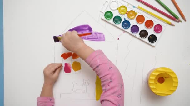 Bonito adorável bebê menina desenho com tintas aquarela e pincéis. Criança inteligente focada desfrutando de atividade de hobby de arte criativa em casa, conceito de desenvolvimento infantil — Vídeo de Stock
