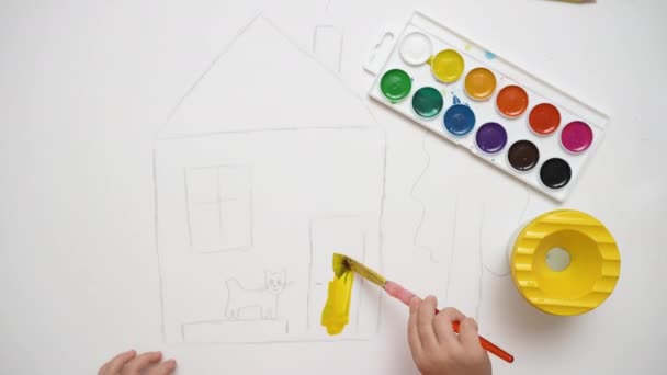 Söt söt liten flicka ritning med akvarell färger och borstar. Fokuserad smart unge njuter av kreativ konst hobby aktivitet hemma, barn utvecklingskoncept — Stockvideo