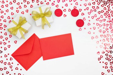 El yapımı kağıt hediye kutuları, zarflar ve mumların bileşimi. Kalpleri beyaz ahşap bir masaya yerleştirir. Doğum günü için içerik, Sevgililer Günü, Kadınlar Günü. Düz yat, üst görünüm, kapat, boşluğu kopyala