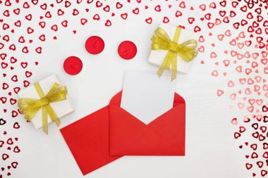 El yapımı kağıt hediye kutuları, mumlar, zarf, broşür. Kalpleri beyaz ahşap bir masaya yerleştirir. Doğum günü için içerik, Sevgililer Günü, Kadınlar Günü. Düz yat, üst görünüm, kapat, boşluğu kopyala