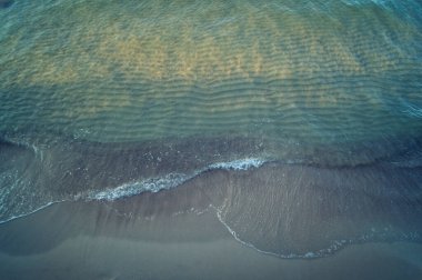 Baltık kıyılarında mavi deniz dalgası